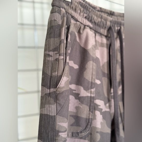 Athleta Farallon camo joggers 0 - Picture 2 of 6